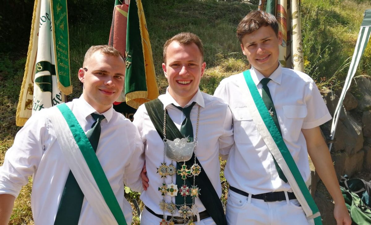 Tim Gies (Mitte) ist der neue Jungschützenkönig von Oedingen. von Marita Sapp