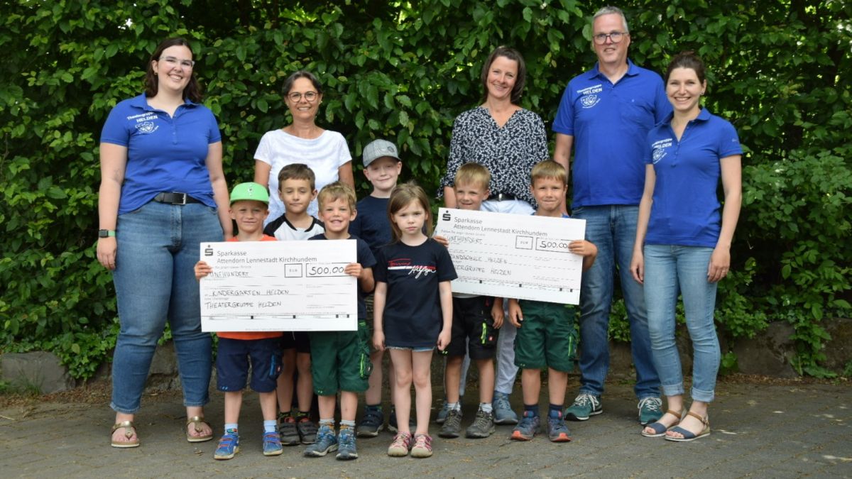 Die Theatergruppe Helden spendete für die Kita und die Grundschule in Helden. von privat
