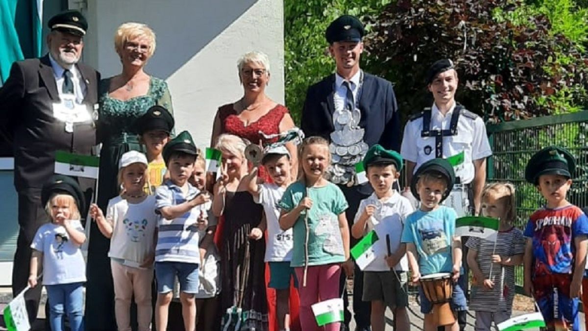 Das Saßmicker Kaiser- und Königspaar bei seinem Besuch im örtlichen AufWind-Kindergarten. von privat