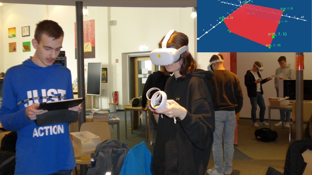 Die Schüler des Mathematik-Leistungskurses untersuchen mit VR-Brillen die Lage eines Quaders im Raum. Rechts oben im Bild ist das Display der VR-Brille zu sehen. von privat