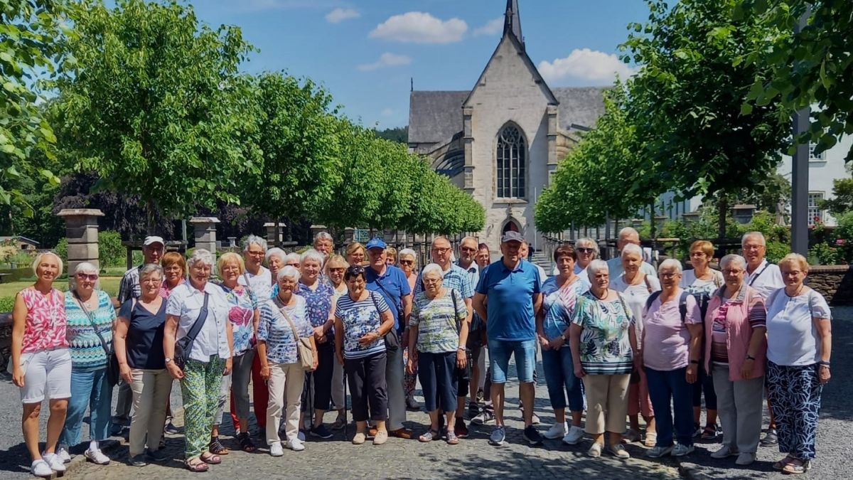 Die VdK-Reisegruppe vor der Klosterkirche in Marienstatt. von privat