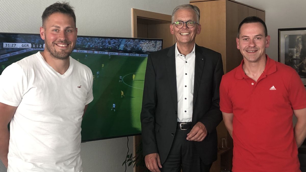 Von links: Marco Jung (Gemeindesportverband), Bernd Kramer (Volksbank Sauerland) und Ralf Ochsenfeld (SV Rahrbachtal). von privat