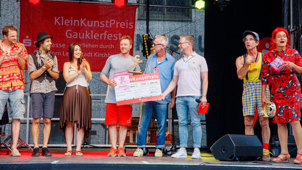 Der KleinKunstPreis beim Gauklerfest war verbunden mit einem Geldpreis und viel Applaus. von Gerrit Cramer