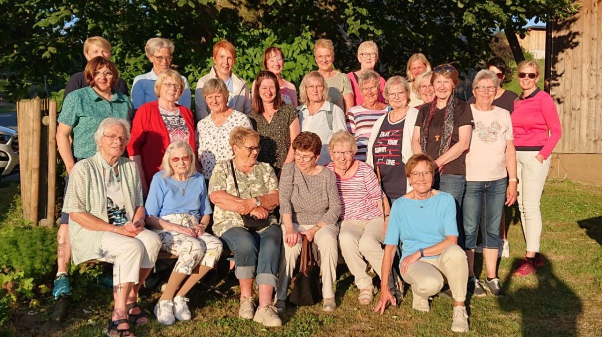 Die Beweg-Gottesdienste der kfd Elspe kommen bei den Frauen gut an. 25 Frauen nahmen jetzt an der Wanderung von Elspe nach Theten teil. von privat