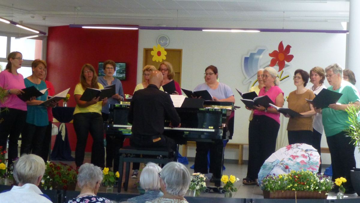 Der Frauenchor Cantiamo unterhielt die Zuhörer beim Sommerkonzert im GymSL. von privat