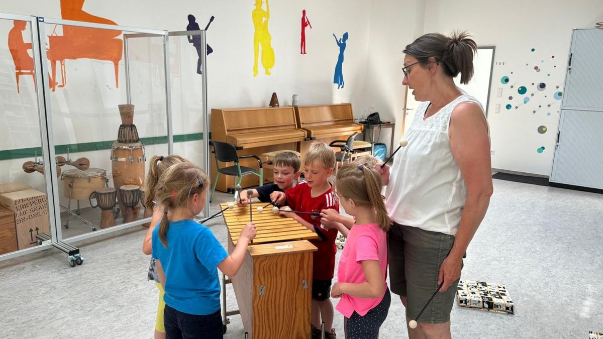 Instrumente ausprobieren mit Musikschuldozentin Andrea Stiesberg. von privat