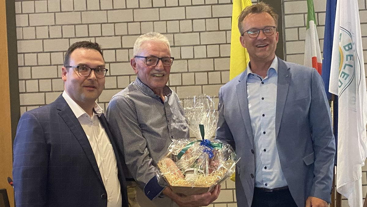 Beigeordneter Karsten Schürheck (links) und Bürgermeister Tobias Puspas (rechts) verabschiedeten Alterspräsident Eugen Wörsdörfer. von Kerstin Sauer