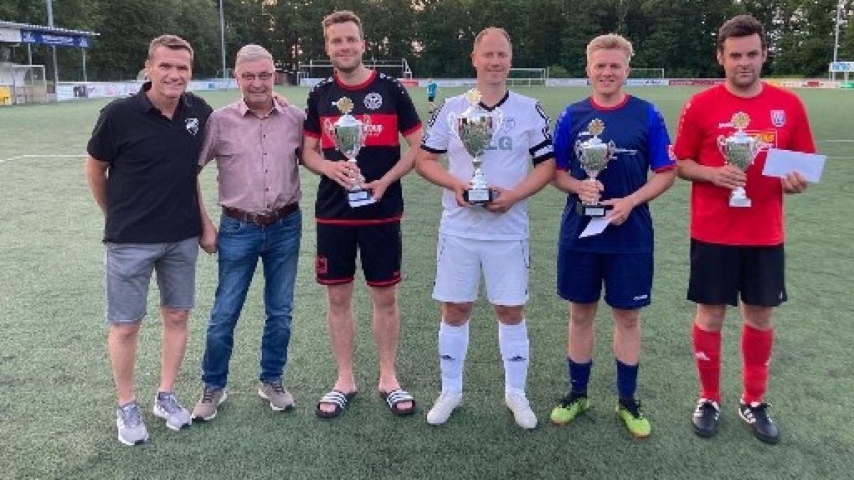 Andree Schmidt Altliga FC Altenhof, Sponsor Heinz-Uwe Stahl (HUSA), Vertreter der Mannschaften TSV Siegen, FC Altenhof, SV Rahrbachtal und VSV Wenden. von privat