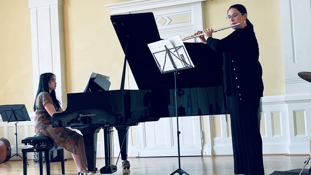 Bestens aufeinander eingespielt präsentierten sich Katharina Heinze (Querflöte) und Kristi Natalie (Klavier). von privat