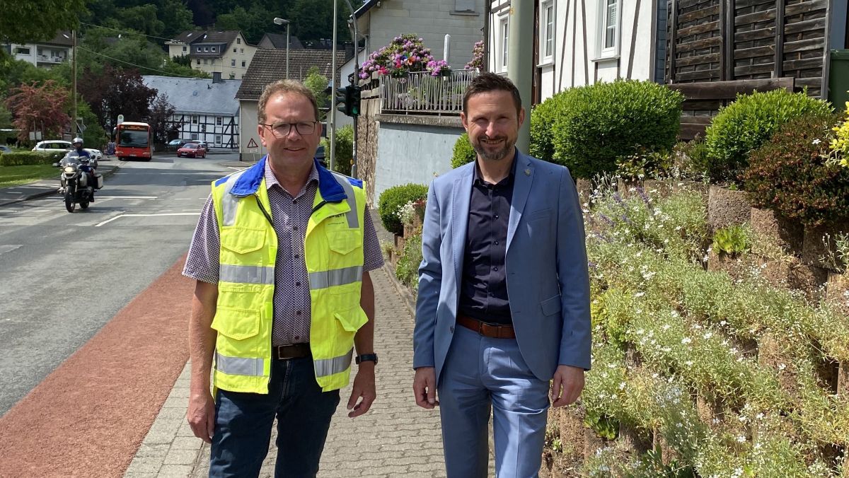 Westenergie Kommunalmanager Achim Loos (links) und Kirchhundems Bürgermeister Björn Jarosz vor der neuen Anlage von privat