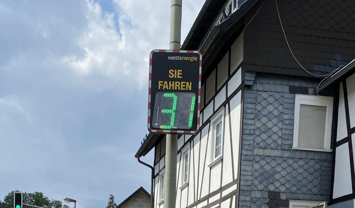 Geschwindigkeitsmessanlage in Kirchhundem sorgt für sicheren Schulweg von privat
