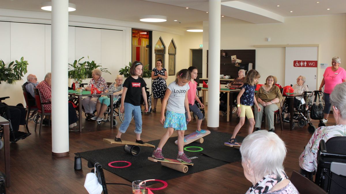 Jonglage, Daffy Boards und Tricks an den Pois - die Nachwuchsartisten haben es drauf. von privat