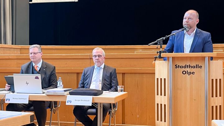 Volksbank-Vorstandsmitglied Marco Heinemann (rechts) erstattete in der Vertreterversammlung Bericht...