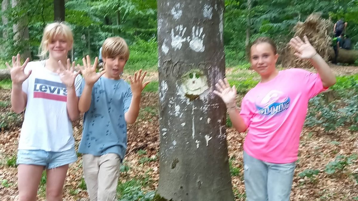 Die Kinder lassen keinen Zweifel daran, dass sie Spaß bei der Aktion im Wald haben. von privat