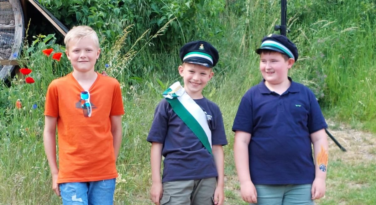 Kinderkönig Maximilian Bäcker (Mitte) mit seinen Offizieren Mats Nüschen (l.) und Moritz Vukotic. von Schützenverein Bilstein