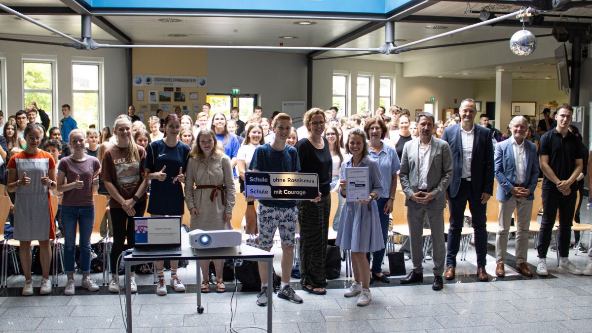 Die Schülervertreter des SGO halten es stolz in ihren Händen: das Logoschild „Schule ohne Rassismus - Schule mit Courage“. von Hannah Neuschulte