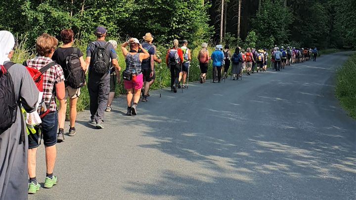 60 Gläubige pilgerten an einem heißen Juni-Samstag von Olpe bis nach Kohlhagen.