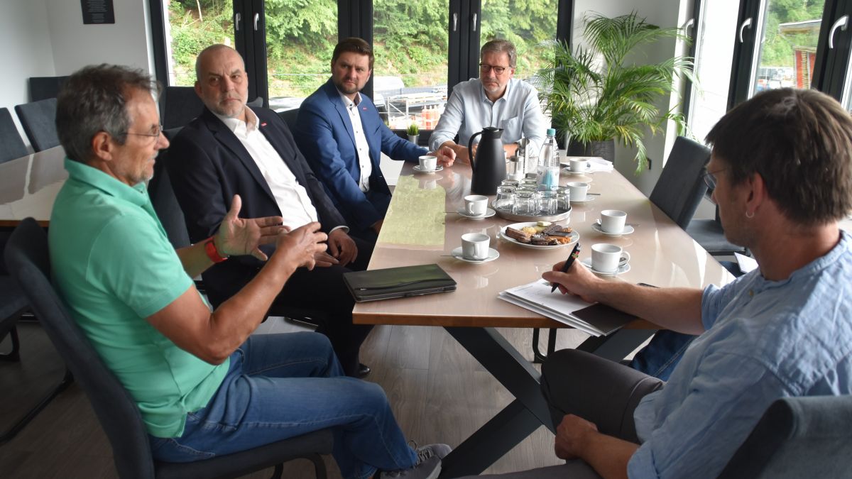 Dr. Gregor Kaiser, Andreas Schulte, Jochen Renfordt, Hendrk Schmidt und Matthias Rink (v.r.) diskutieren über eneuerbare Energien und die Hürden bei den Anträgen. von Nicole Voss