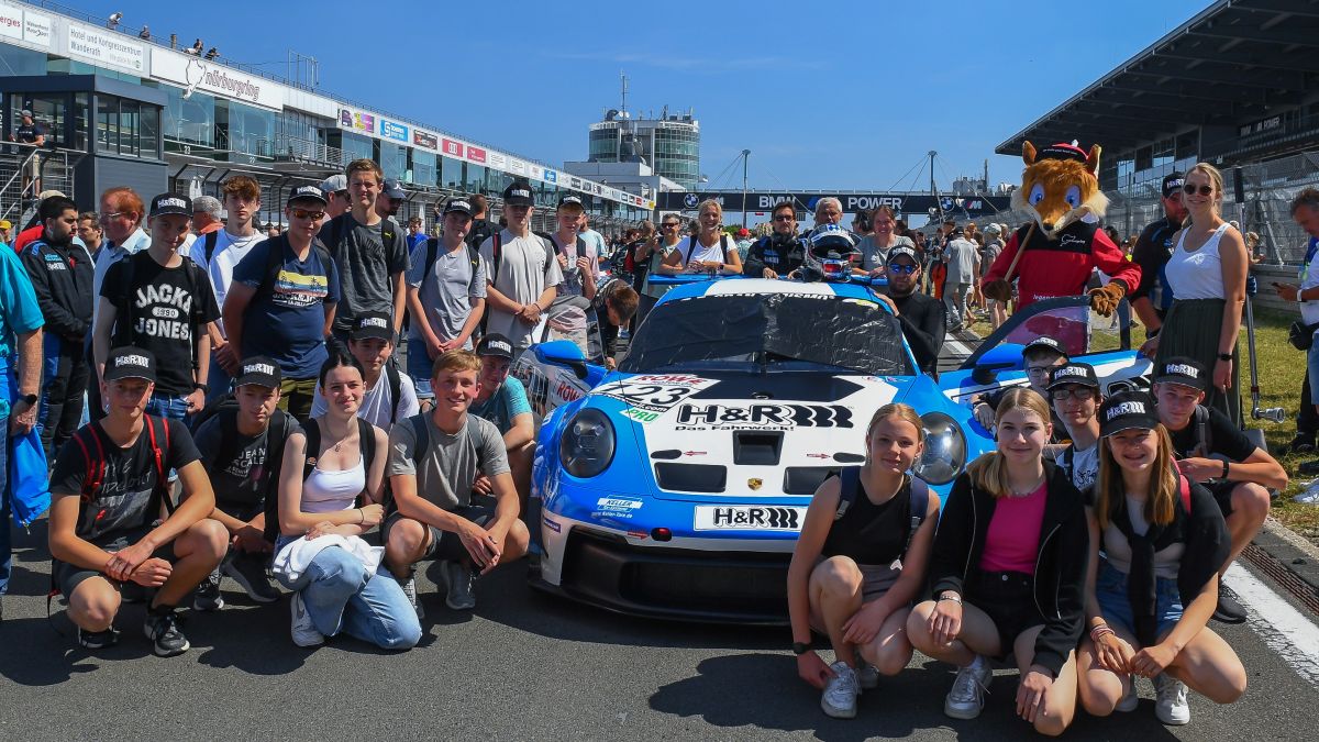 Die Schüler des MINT-Kurses erlebten einen spannenden Tag auf dem Nürburgring. von privat