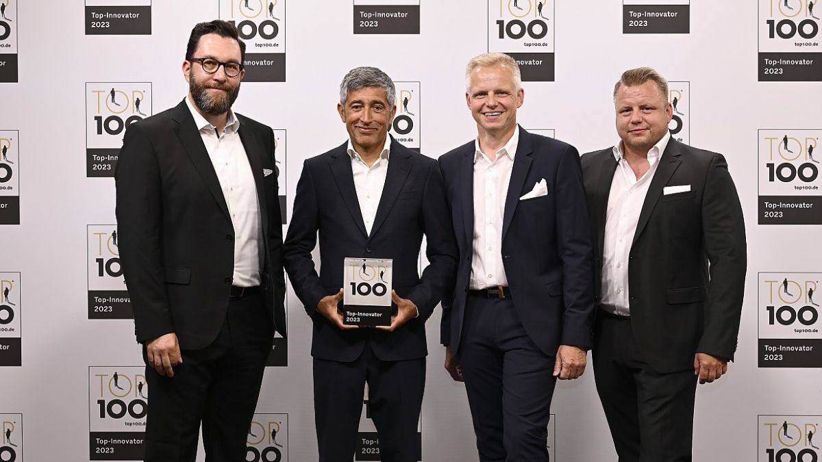 Bei der Preisverleihung (von links): Tobias Wilsmann (Mitglied der Geschäftsführung), Ranga Yogeshwar, Frank Sebastian Weber (Geschäftsführer) und Tobias Weber (Geschäftsführer) von der Firma Datasec. von compamedia GmbH