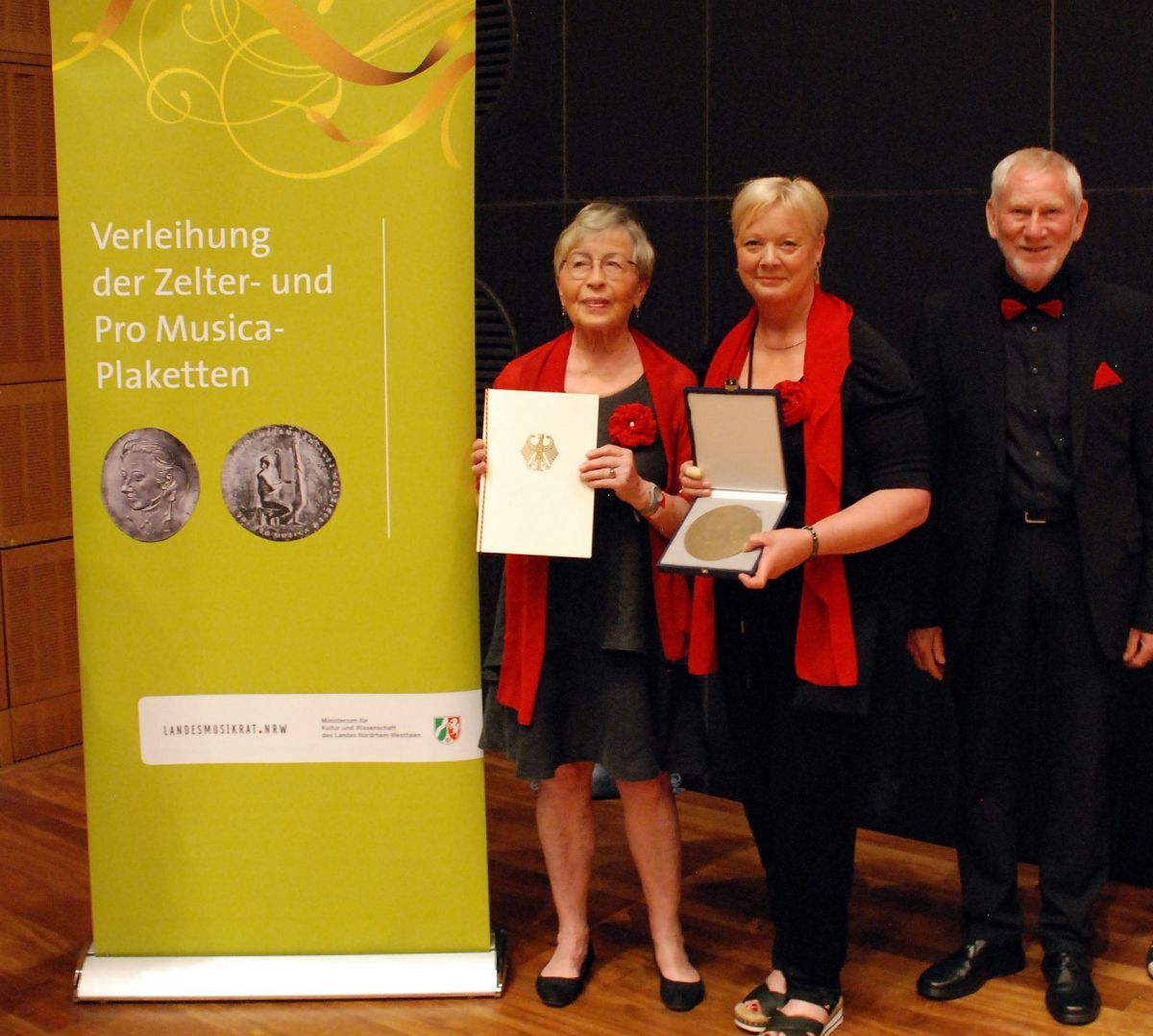 Der Vorstand nahm die Zelter-Plakette entgegen: Rita Link, Maria Arns und Günter Hennrichs (von links). von privat