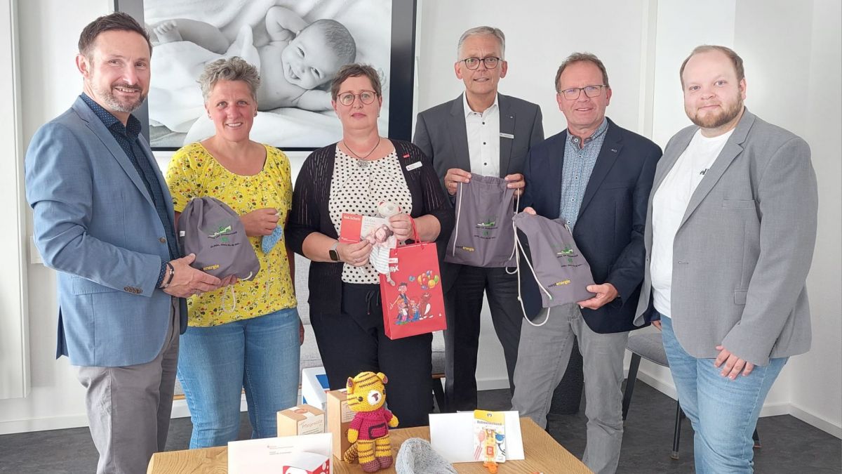 Präsentieren das Willkommensgeschenk (von links): Bürgermeister Björn Jarosz, Gleichstellungsbeauftragte Tina Drüeke, Christina Hähner (Sparkasse), Bernd Kramer (Volksbank) sowie Achim Loos und Patrick Plate (beide Westenergie). von privat