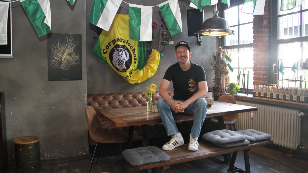 Ent- und gespannt blickt Maik Schröder in die Zukunft: Der junge Gastronom freut sich auf die neuen Möglichkeiten, die in seinem „Needles & Pins“ in Altenhundem für die Gäste entstehen. Übrigens: Tisch und Sitzbank auf dem Foto werden aufbereitet und wandern dann in den neuen Raum. von Kerstin Sauer