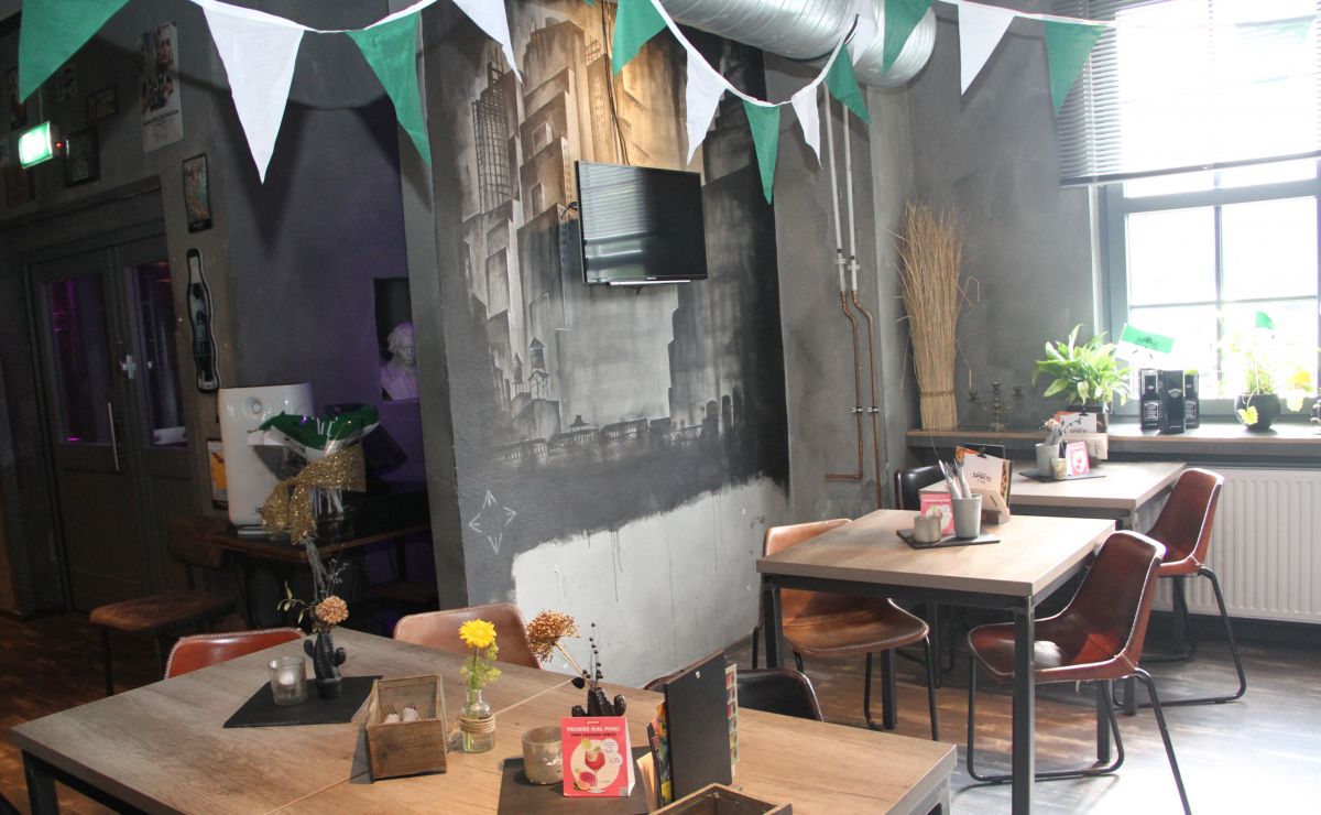 Die kleine Wand neben dem Eingangsbereich wird abgerissen. Hier entsteht Platz für drei weitere Tische im Bar-Bereich. von Kerstin Sauer