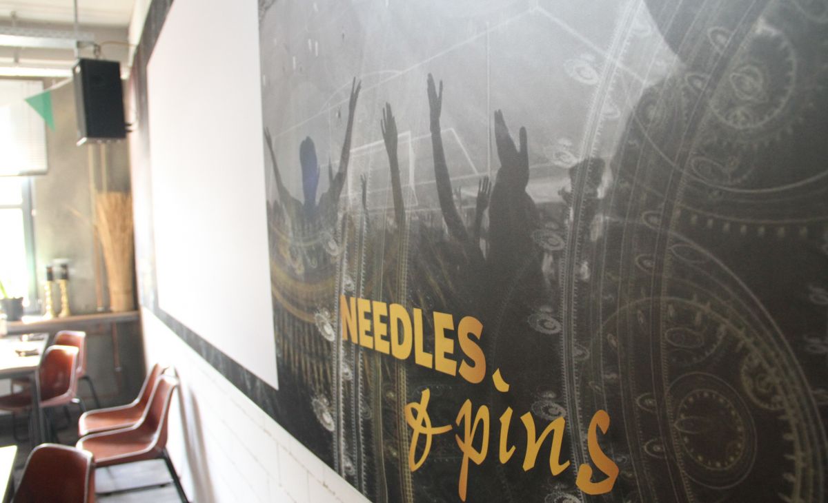 In dieser Wand entsteht ein zwei Meter breiter Durchbruch, der - mit einer Schiebetür versehen - in den neuen Raum führt. von Kerstin Sauer