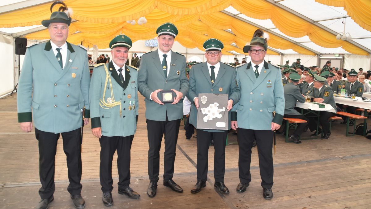 Der Kreisvorstand vertreten durch Kreisoberst Markus Bröcher (r.), Kreisschießmeister Thomas Hengstebeck (l.) und dem Beiratsmitglied Michael Stausberg überreicht die SSB-Schiefertafel und die Medaille des KSB an Klaus Welter und seinen Stellvertreter Tim Häner (M.). von Nicole Voss