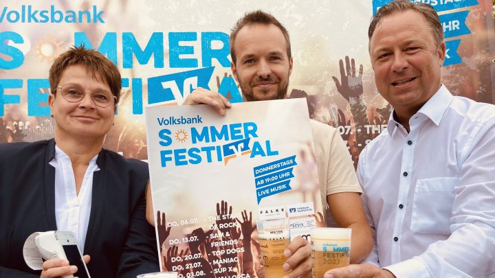 Große Freude zum Start des Volksbank-Sommerfestivals: Ursula Spiekermann (l.) und Frank Segref...