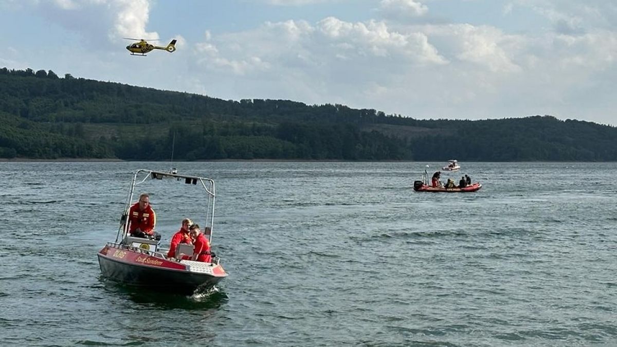 Rettungskräfte von Feuerwehr, DLRG und Polizei suchten im Sorpesee nach dem vermissten 19-Jährigen. von Feuerwehr Sundern