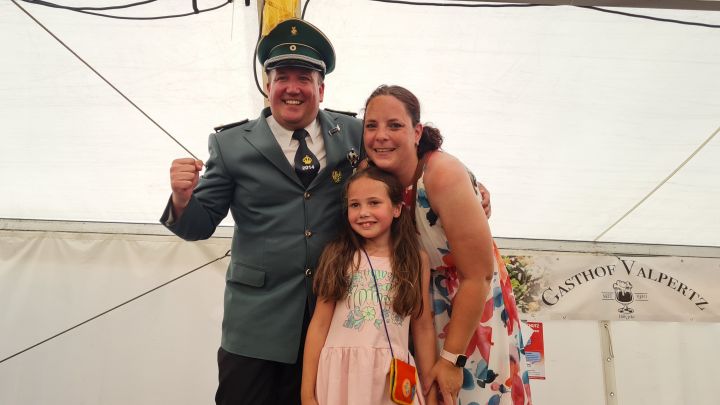 Die Gerlinger Schützen haben ein neues Kaiserpaar: Dennis und Tina Burghaus mit Tochter Lina.