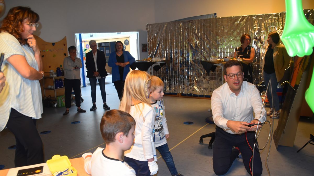CDU-Bundestagsabgeordneter Florian Müller experimentiert mit den Kindern und testet sein Geschick beim „heißen Draht“. von Nicole Voss