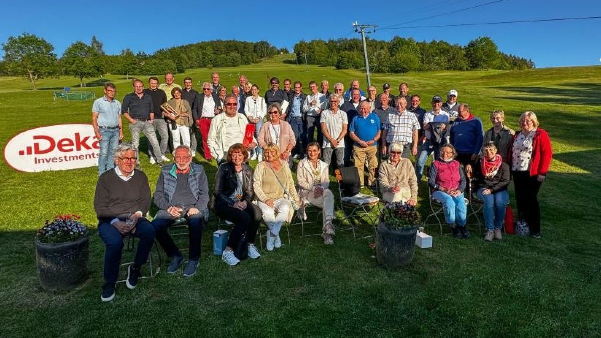 Die Teilnehmer des Golfturniers stellen sich zum Gruppenfoto auf. von privat