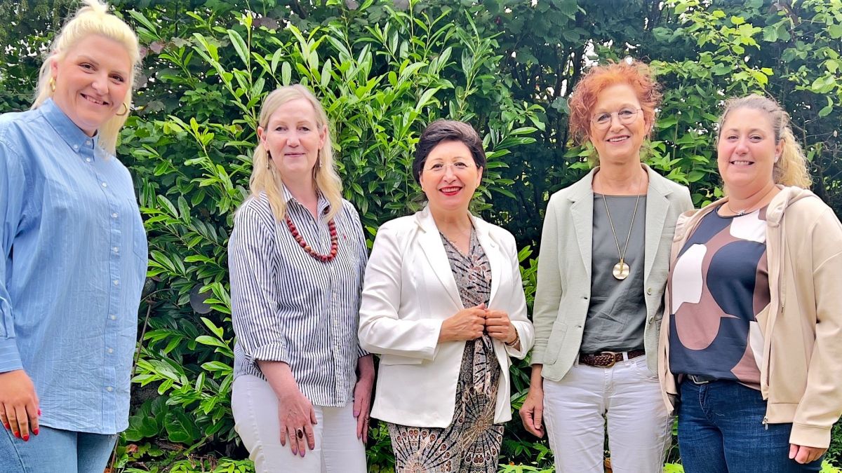 Landtagsabgeordnete Christin-Marie Stamm, die Vorsitzende des Vereins „Frauen helfen Frauen“ Elisabeth Piroth, Bundestagsabgeordnete Nezahat Baradari, die Vorsitzende der SPD Wenden Jutta Hecken-Defeld und Julia Löser vom Frauenhaus Olpe (von links). von privat