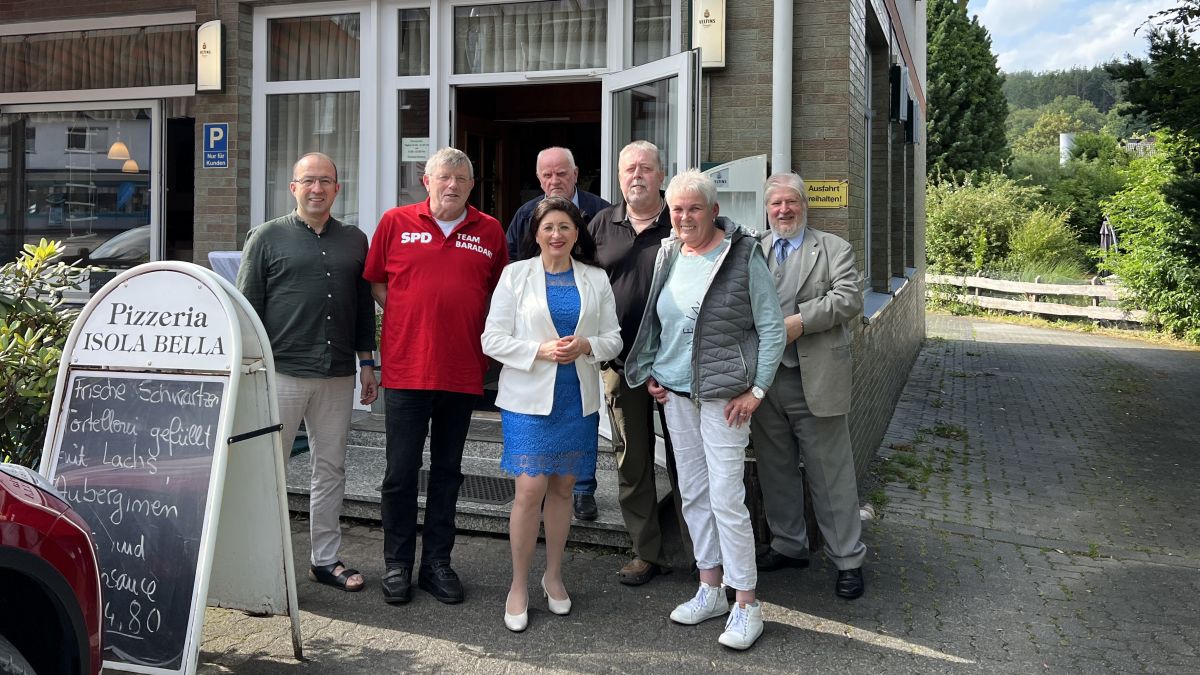 Zur SPD Zuhör-Tour trafen sich die Sozialdemokraten in Würdinghausen. Zu Gast war die Bundestagsabgeordnete Nezahat Baradari. von privat