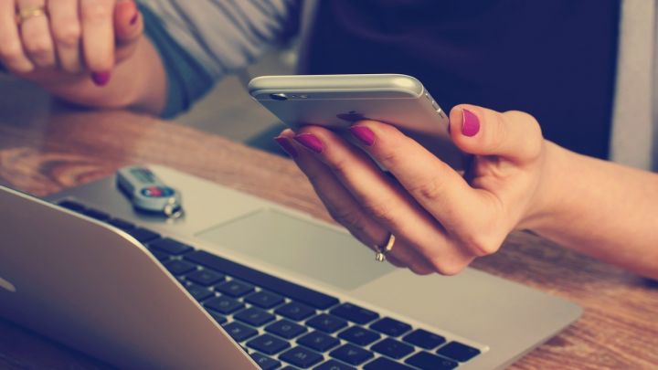 Symbolfoto Smartphone, Online-Banking