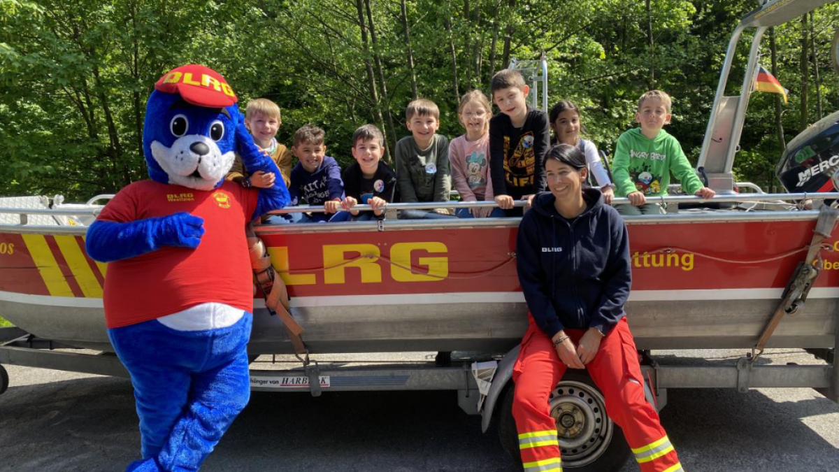 Die Schulkindergruppe im DLRG-Rettungsboot mit Maskottchen NOBBI. von privat