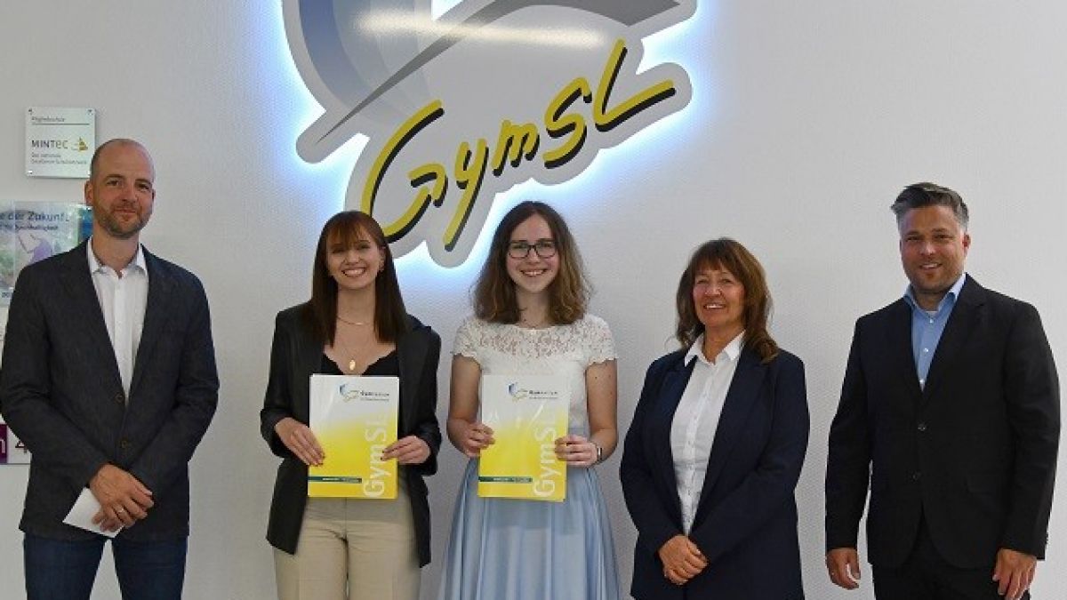 (v.l.) MINT-Koordinator Sebastian Heim, Leonie Hatzfeld und Leslie-Anne Ollech, Schulleiterin Birgitta Pieters und der stellvertretende Schulleiter Mark-André Vogt. von privat