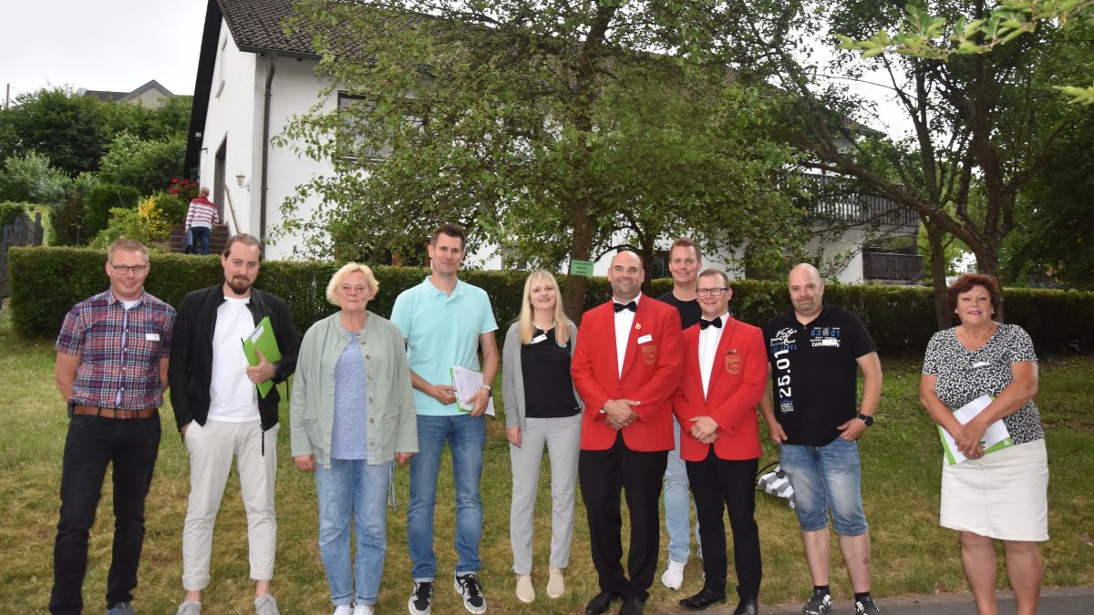 Einer der beiden ersten Plätze belegte Schönau: Ortsvorsteher Peter Arenz, Florian Schönauer, Nicole Williams, Markus Hohmann, Caterina Breuer, Rüdiger Lazar, Michael Koch, Jonas Hees, Stefan Löhr und Reni Zimmermann (von links). von privat