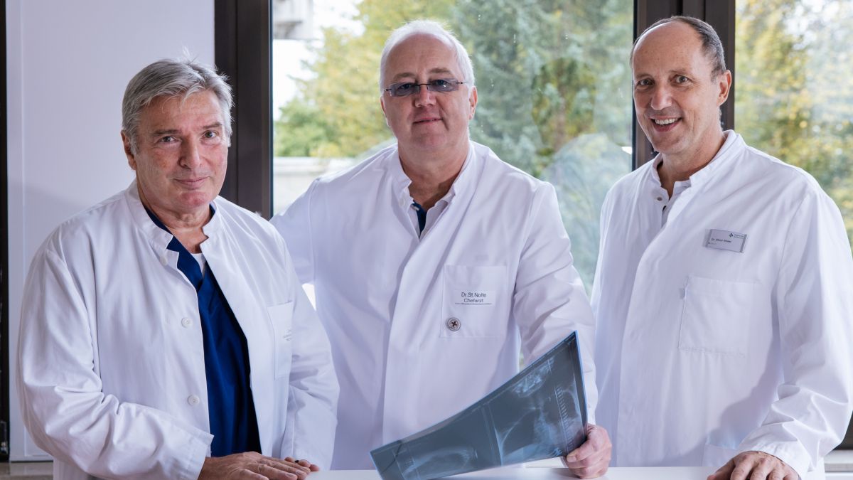 Die Chefärzte des Wirbelsäulenzentrums der Sportklinik Hellersen (v. l. n. r.) Dieter Henigin, Wirbelsäulenchirurgie, Dr. Stefan Nolte, Konservative Orthopädie, und Dr. Oliver Meier, Spezielle Wirbelsäulenchirurgie. von Sportklinik Hellersen