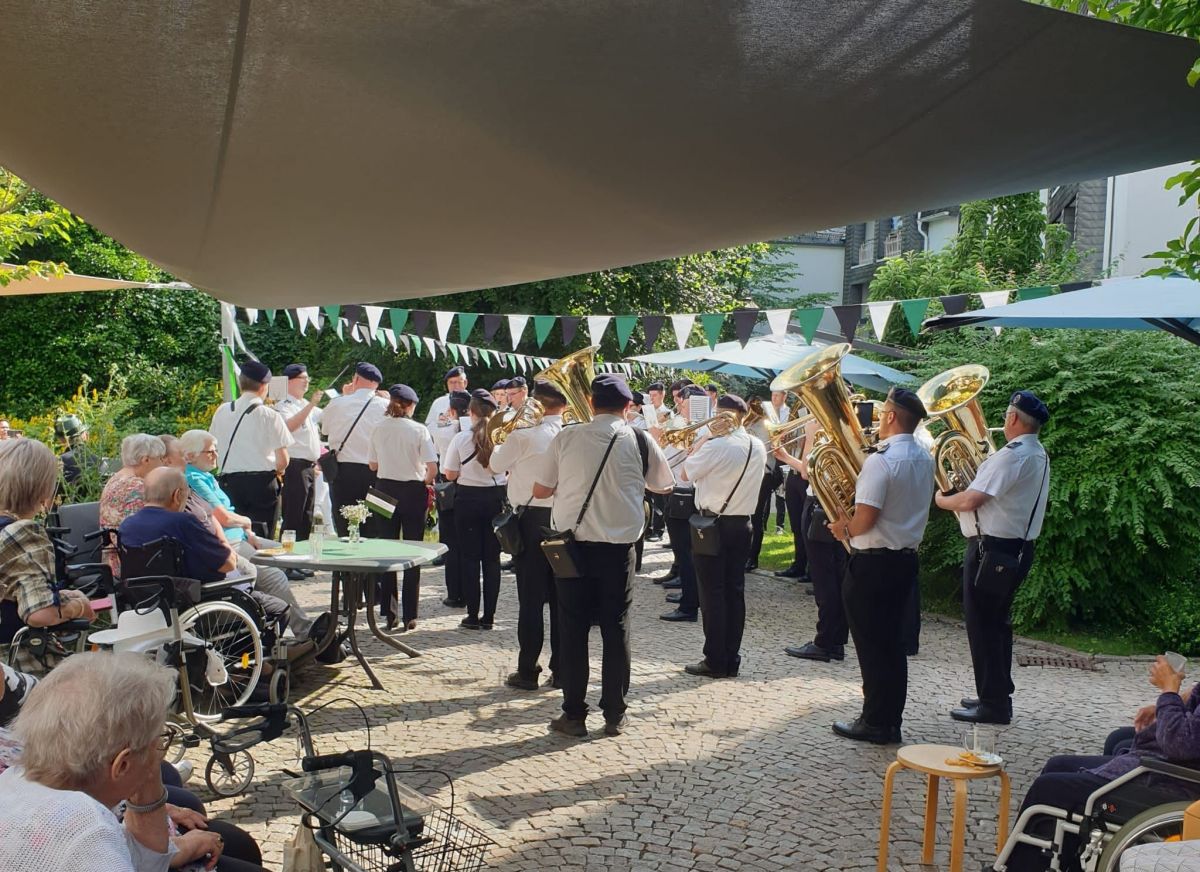 Festmusik zum Auftakt des Schützenfestes im Innenhof des St. Liborius. von privat