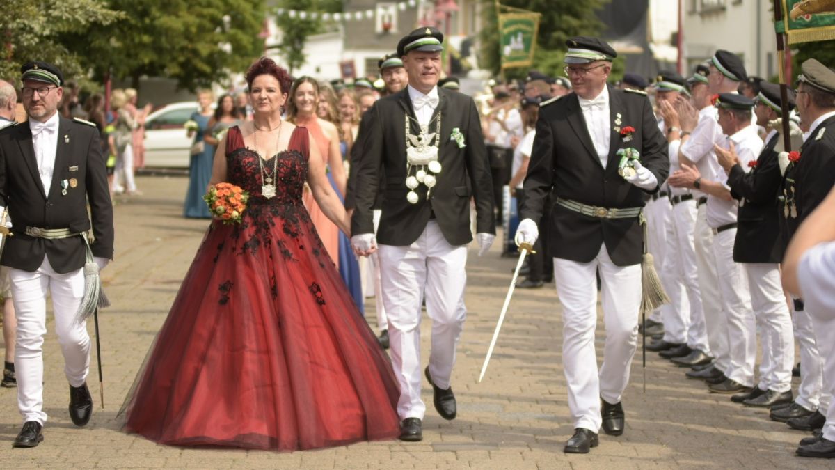 Beim großen Festzug am Sonntag, 9. Juli, präsentierten sich die amtierenden Majestäten in Altenhundem. von Nils Dinkel