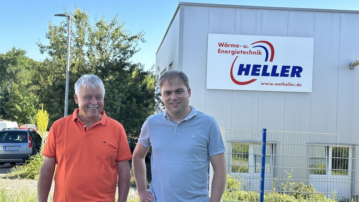 Günter Quast (l.) und Andre Heller vor dem Standort in Wenden-Gerlingen. von privat