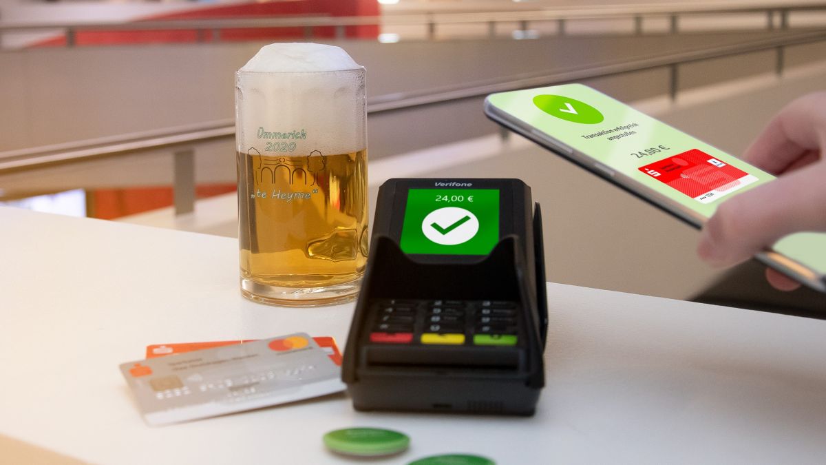 Mit der SparkassenCard, Girocards anderer Banken bzw.Debit- und Kreditkarten von Mastercard und Visa Card oder mit dem Smartphone bzw. der Smartwatch können Biermarken am „Wirtebüro“ kontakt- sowie bargeldlos bezahlt werden. von Sparkasse ODW