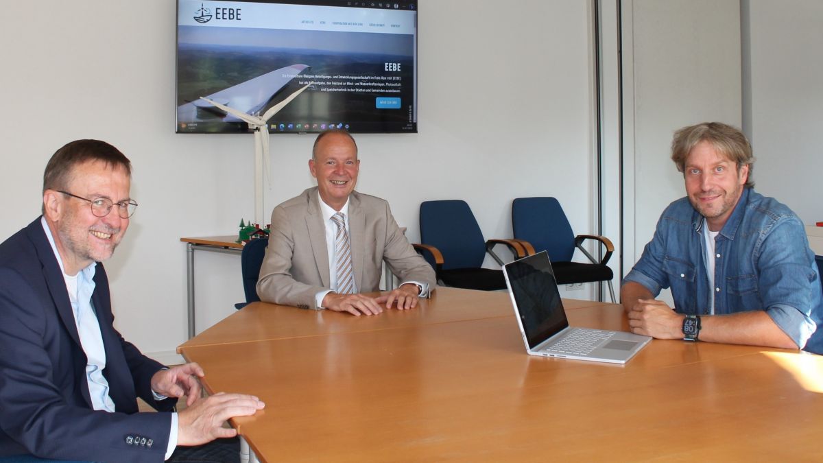 Aufsichtsratsvorsitzender Theo Melcher (Mitte) sowie die beiden Geschäftsführer, Dr. Matthias Mann (rechts) und Klaus Müller (links), freuen sich über den energiegeladenen Start der EEBE - hier in der neuen Geschäftsstelle an der Seminarstraße in Olpe. von Kreis Olpe