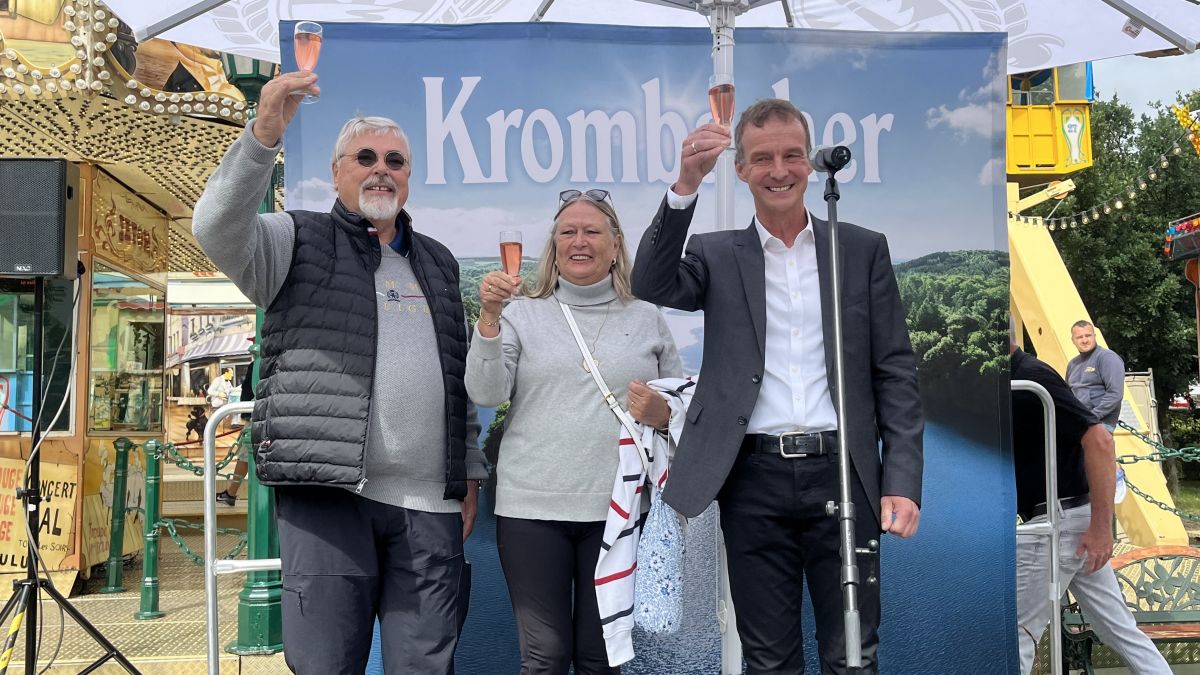 Der Bürgermeister Bernd Clemens (rechts) stößt mit Marion und Christoph Wahnke an. Das Paar lernte sich auf der Wendschen Kärmetze vor 50 Jahren kennen. von Catriona Rath