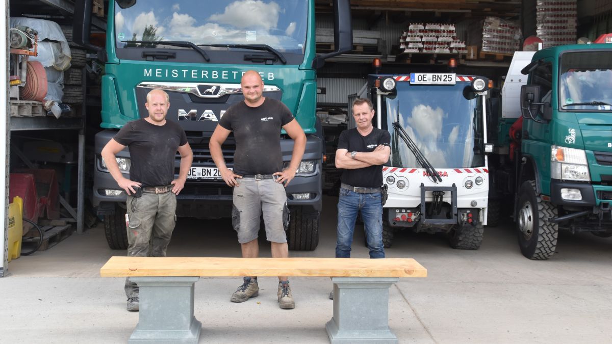 Marius Bröcher mit seinem Gesellenstück mit seinen Chefs Tobias (l.) und Andreas Brüser (r.). von Nicole Voss