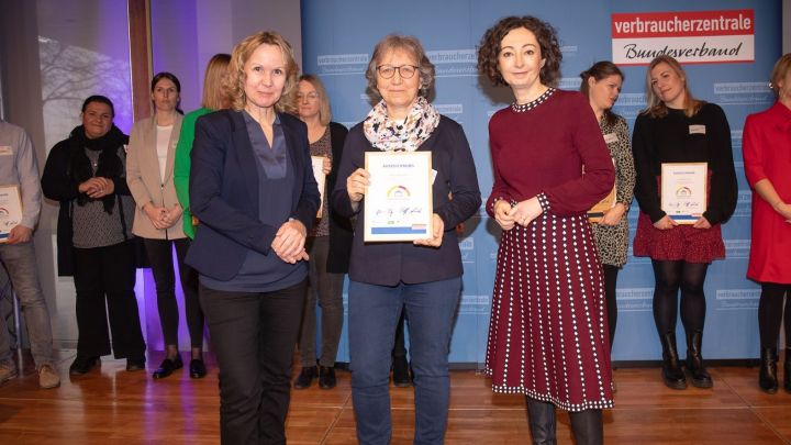 Anfang des Jahres konnte Birgitt Mevenkamp (Mitte) noch die Auszeichnung zur Verbraucherschule aus...